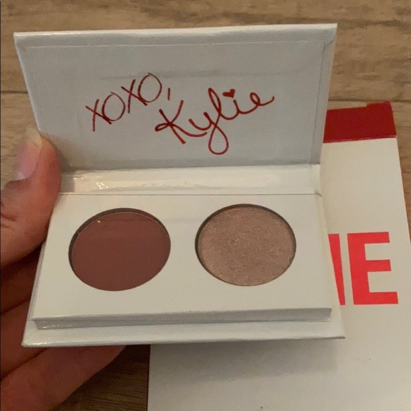 NWT Kylie Smooch Eyeshadow VDay Limited Edition - Picture 3 of 4